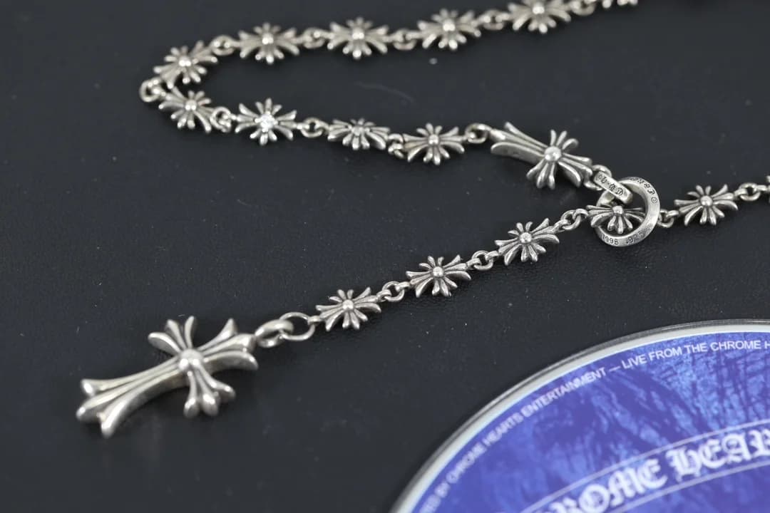 Подвеска и фигурные звенья цепочки Chrome Hearts, вид сбоку