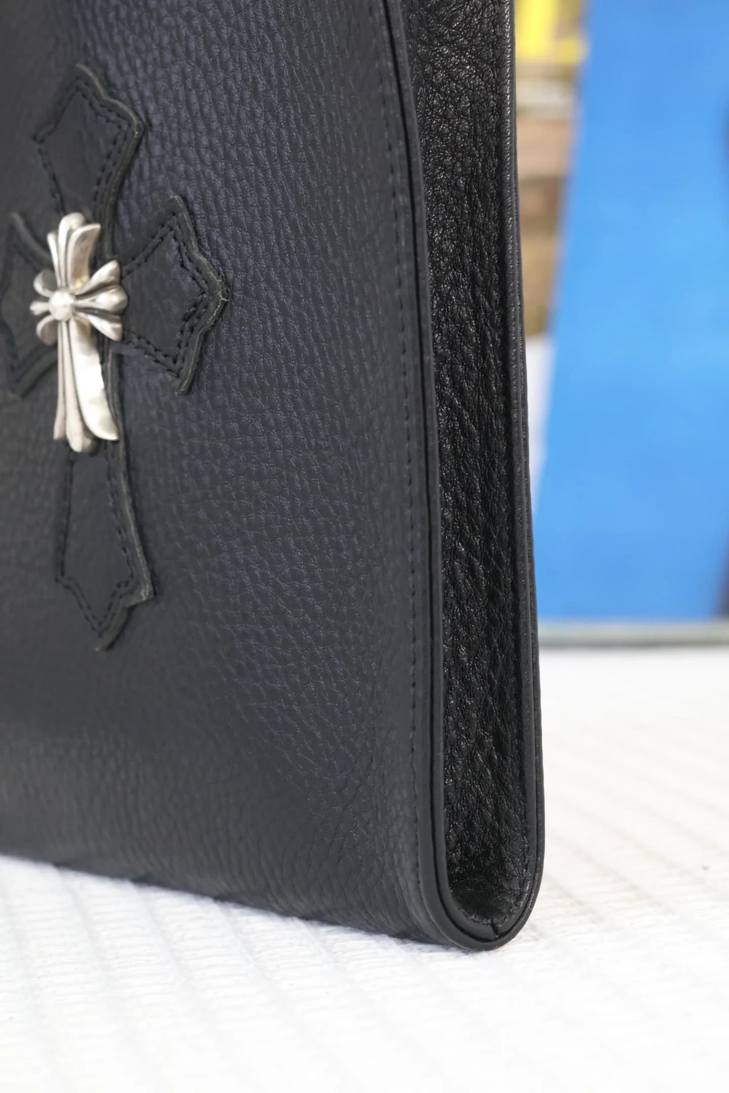 Боковой шов и текстура кожи сумки Chrome Hearts вблизи