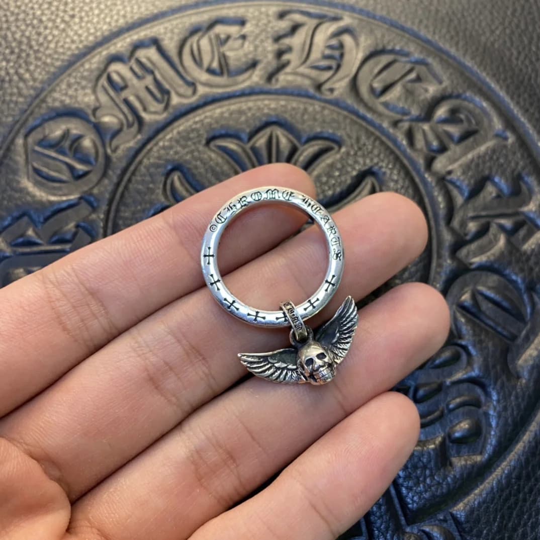 Серебряное кольцо Chrome Hearts с гравировкой и подвеской Foti Skull в руке