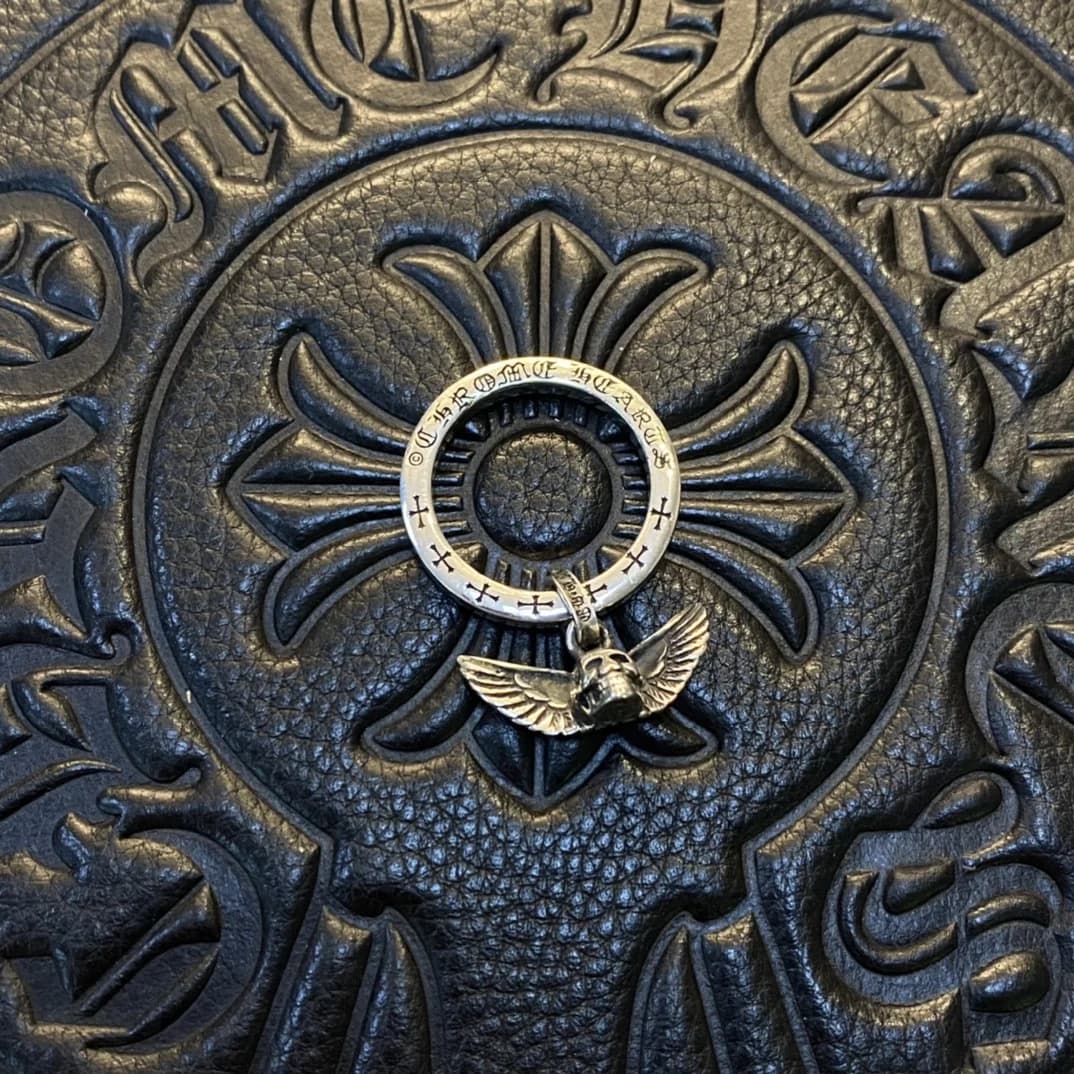 Кольцо Chrome Hearts Foti с крылатым черепом на тисненом кожаном фоне