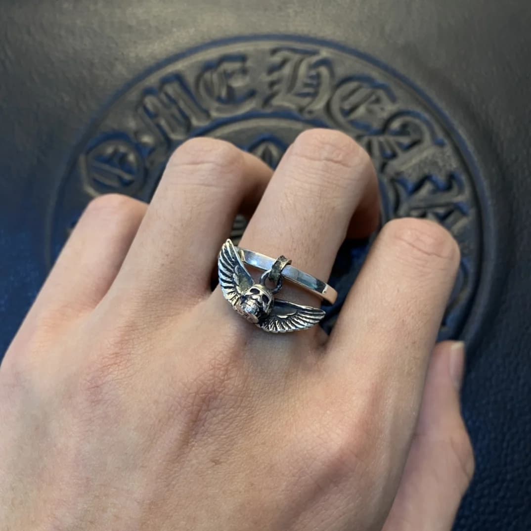 Серебряное кольцо Chrome Hearts с подвеской Foti на пальце