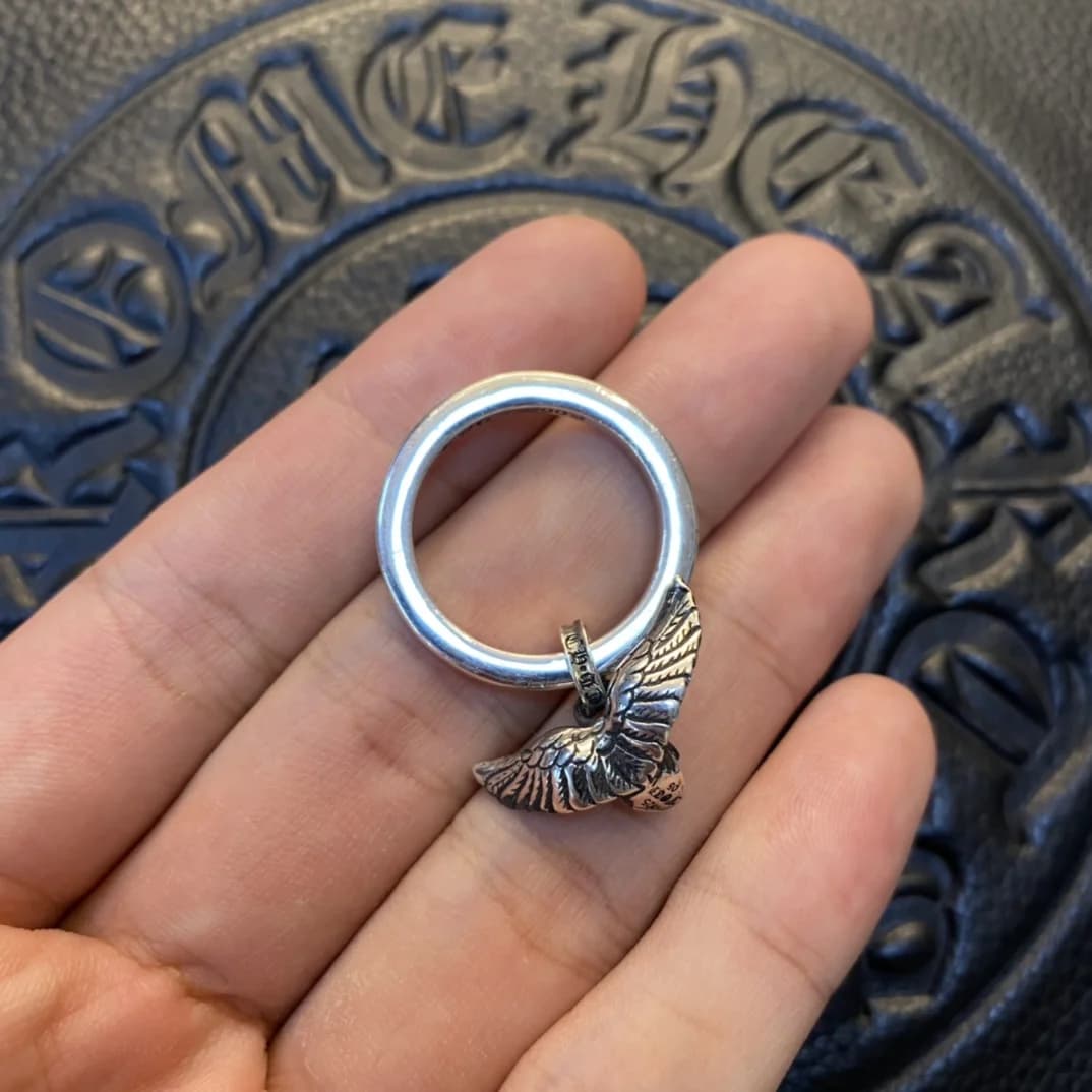 Обратная сторона серебряного кольца Chrome Hearts с подвеской