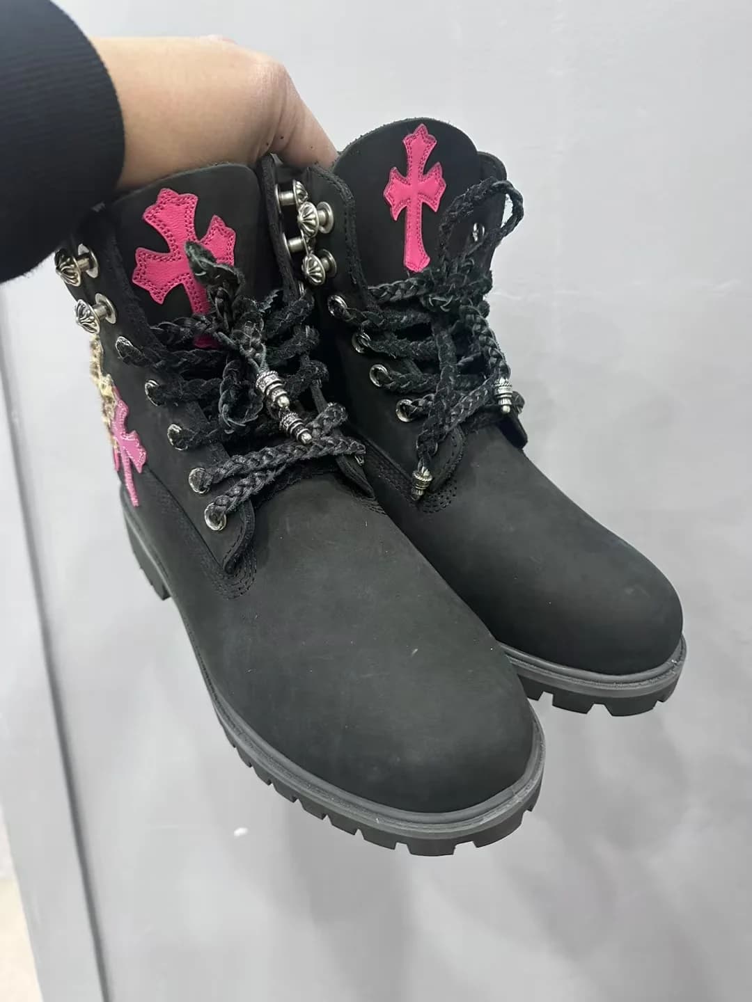 Черные ботинки Chrome Hearts с розовыми крестами, вид сбоку