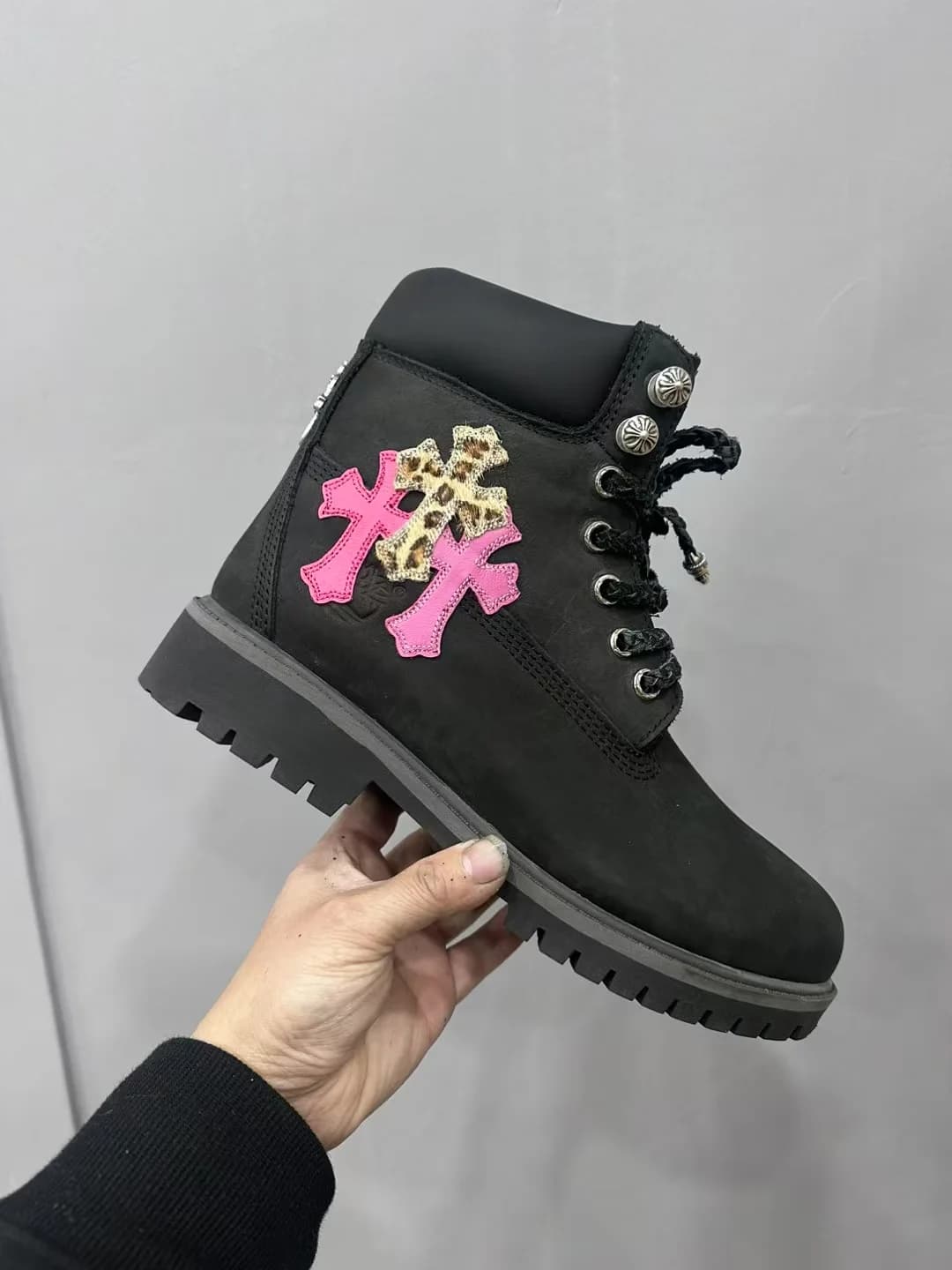 Ботинок Chrome Hearts с нашивками в виде крестов и леопардовым принтом