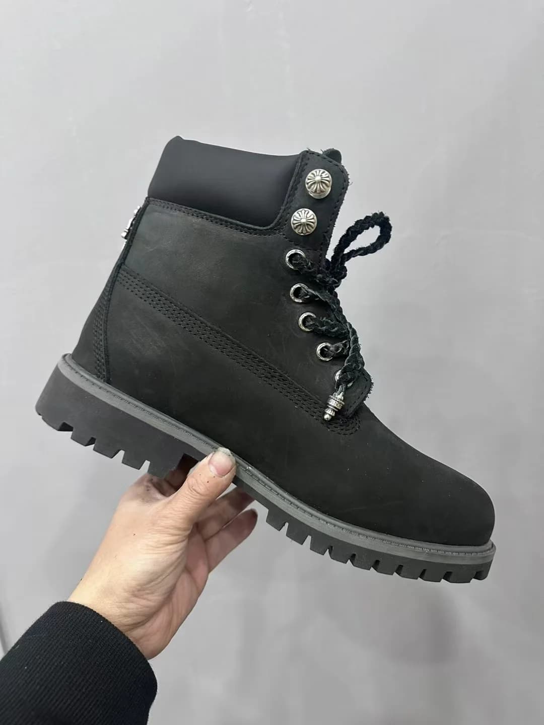 Черный ботинок Chrome Hearts на базе Timberland, вид сбоку