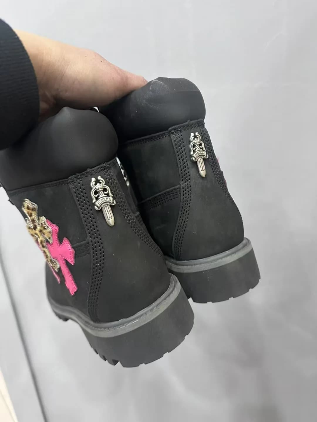 Задняя часть ботинок Chrome Hearts с серебряными кинжалами