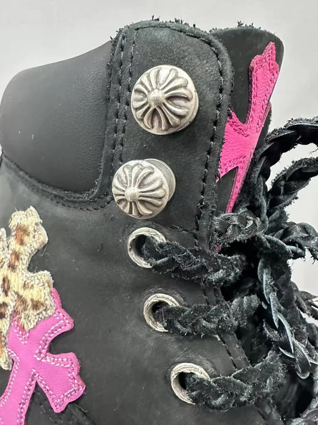 Деталь берцев ботинок Chrome Hearts с серебряными заклепками