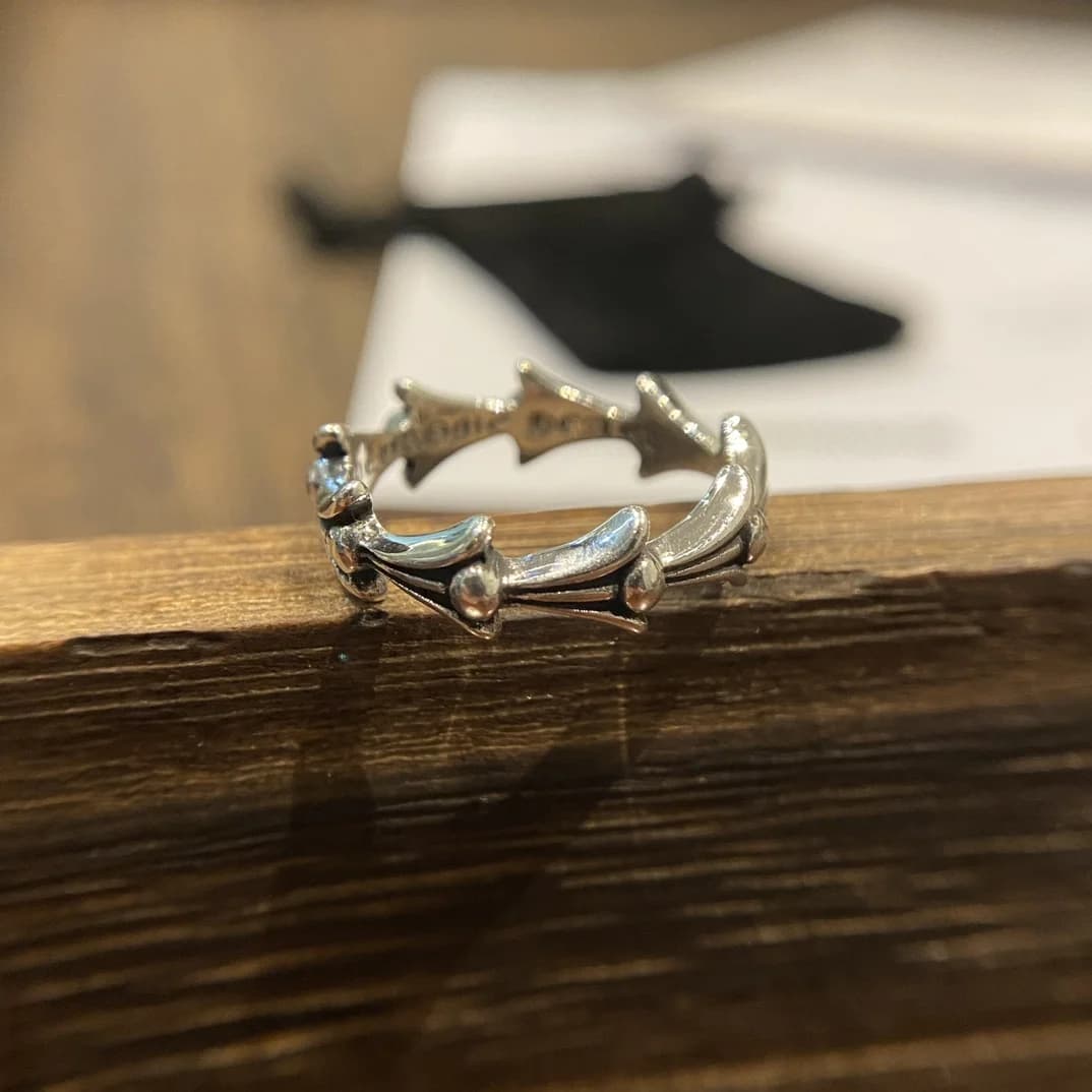 Серебряное кольцо Chrome Hearts Crosstail на деревянной поверхности, вид спереди