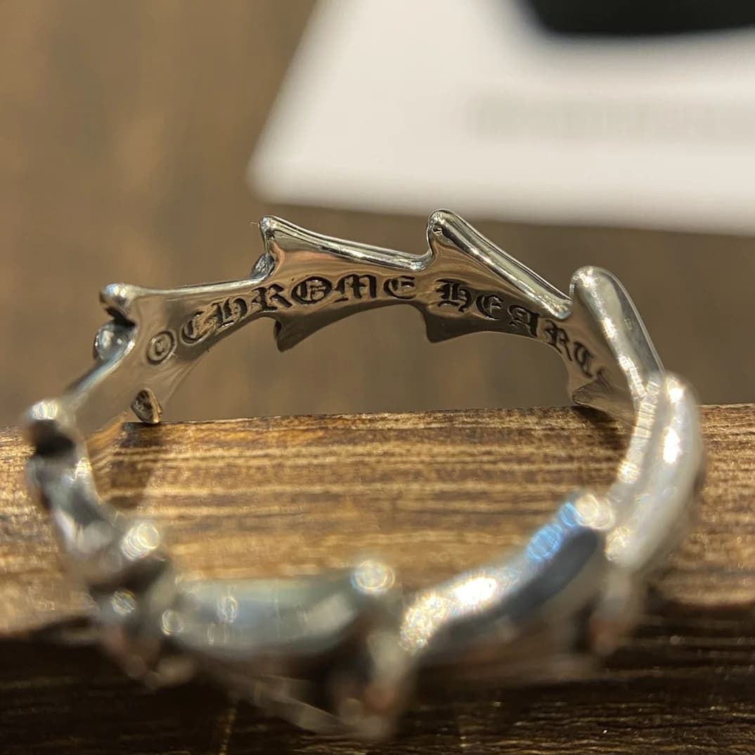 Внутренняя гравировка Chrome Hearts на кольце Crosstail крупным планом