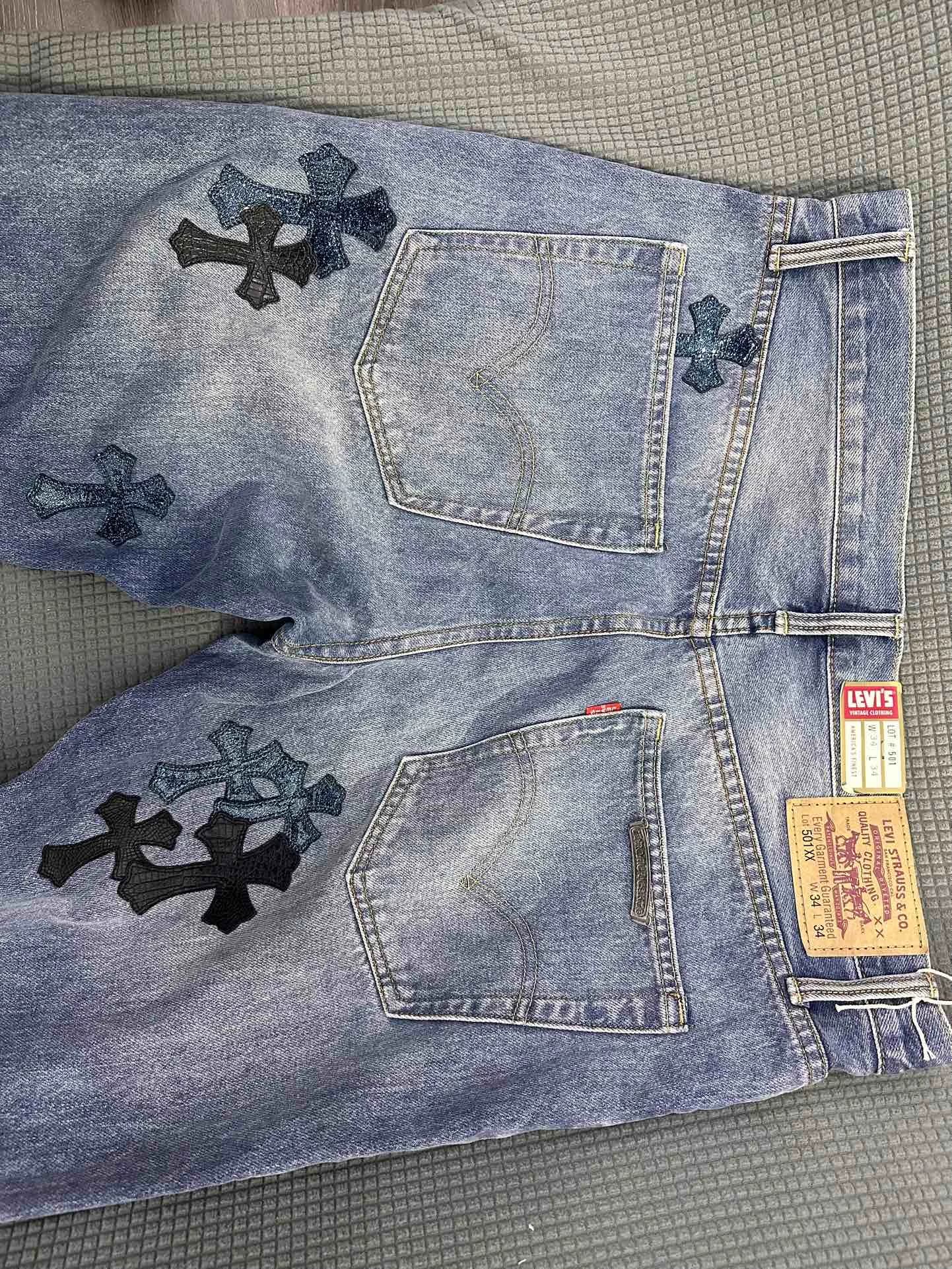 Задние карманы и кожаный патч Levi's на джинсах Chrome Hearts