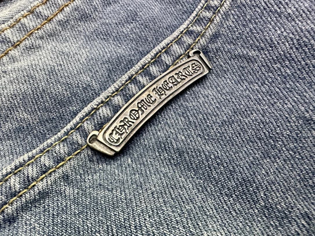 Металлическая пластина с логотипом Chrome Hearts на кармане джинсов