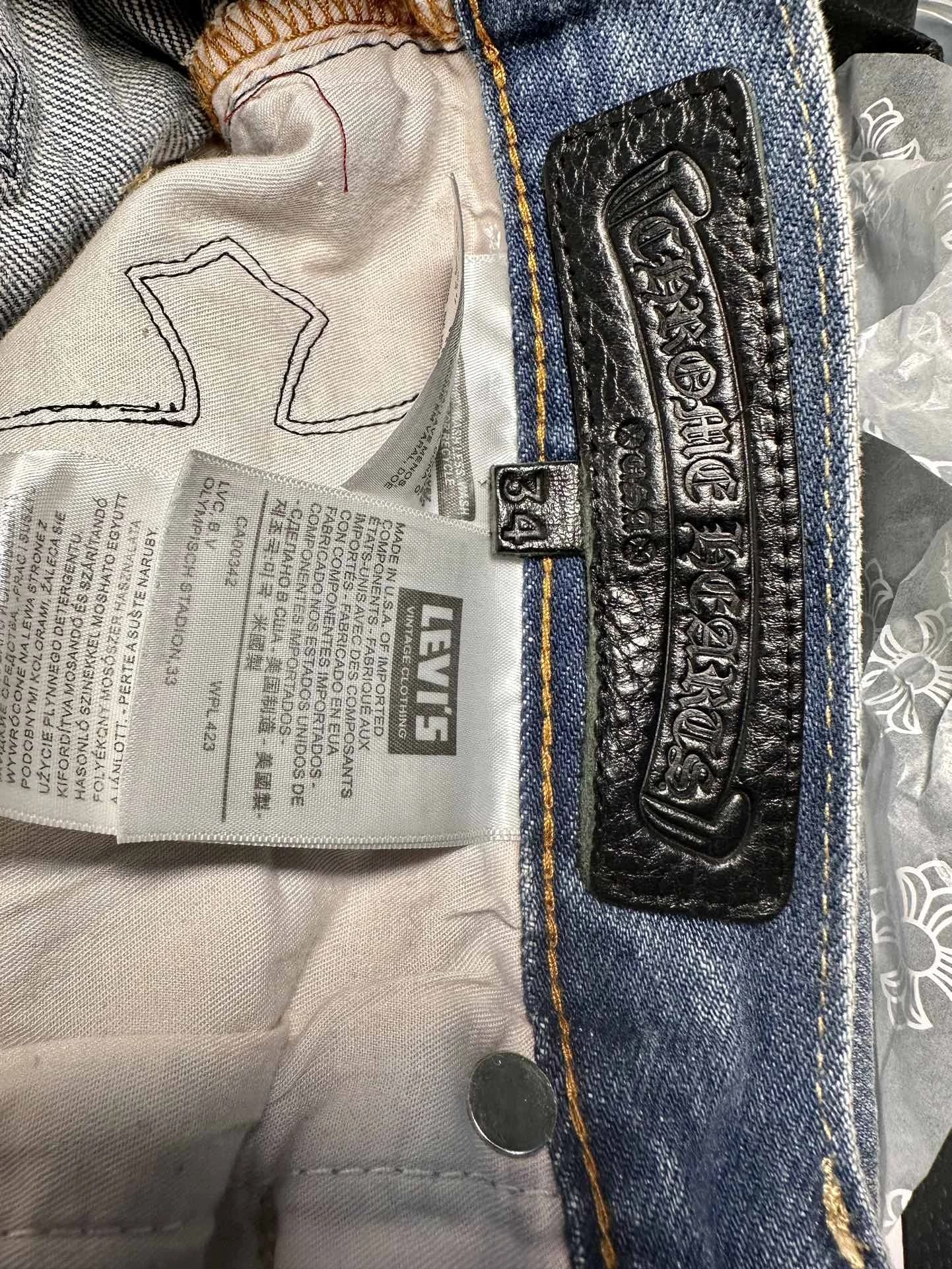Внутренний кожаный ярлык Chrome Hearts и бирка Levi's на джинсах