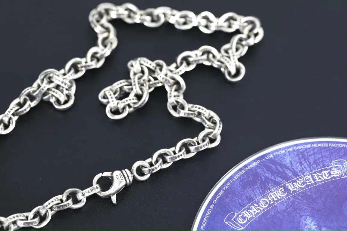 Сложенная цепь Chrome Hearts Paper Chain крупным планом