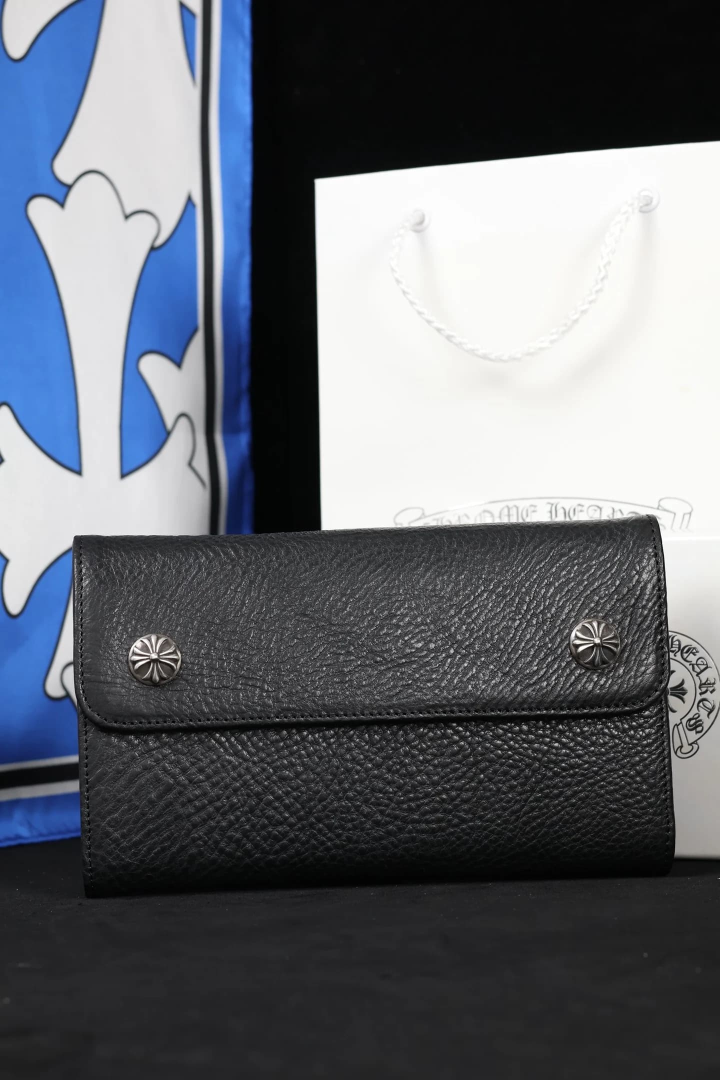 Лицевая сторона черного кожаного трехстворчатого кошелька Chrome Hearts с серебряными кнопками