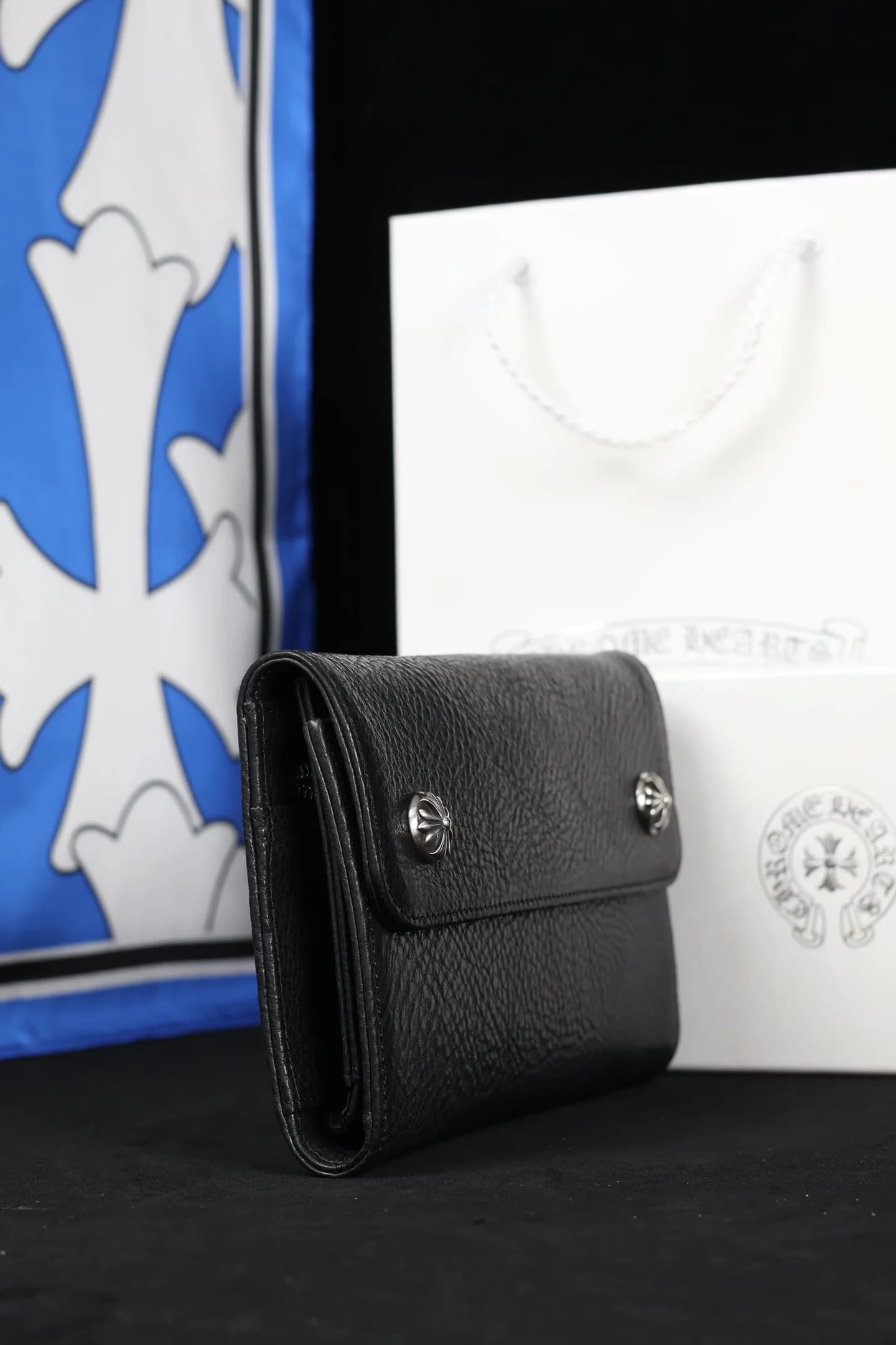 Боковой ракурс сложенного трехстворчатого кошелька Chrome Hearts