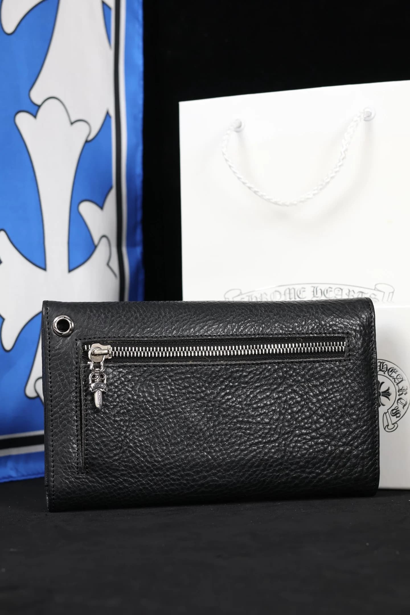 Задняя сторона кошелька Chrome Hearts с карманом на молнии и подвеской Dagger