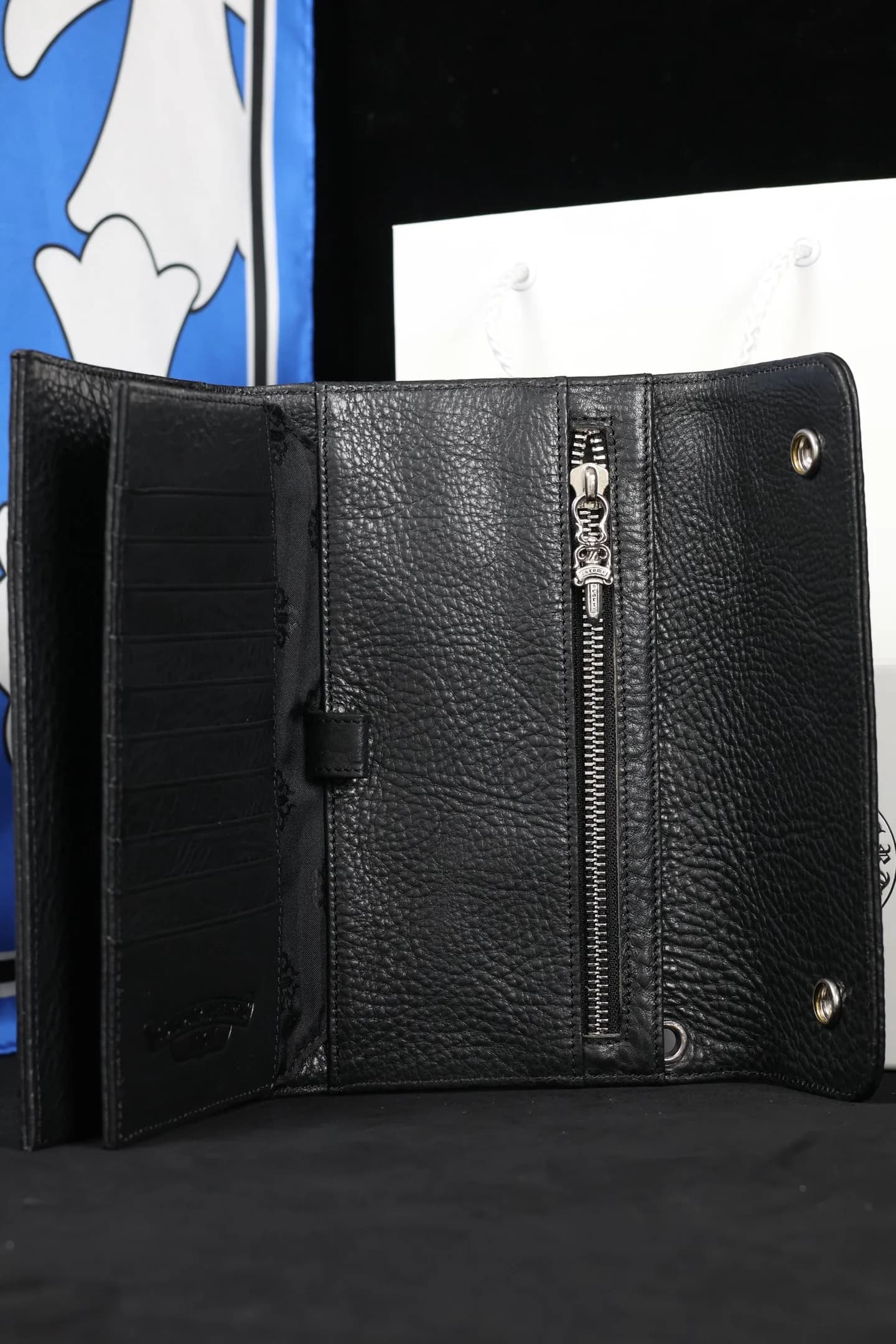 Раскрытый трехстворчатый кошелек Chrome Hearts с отделениями для карт и купюр
