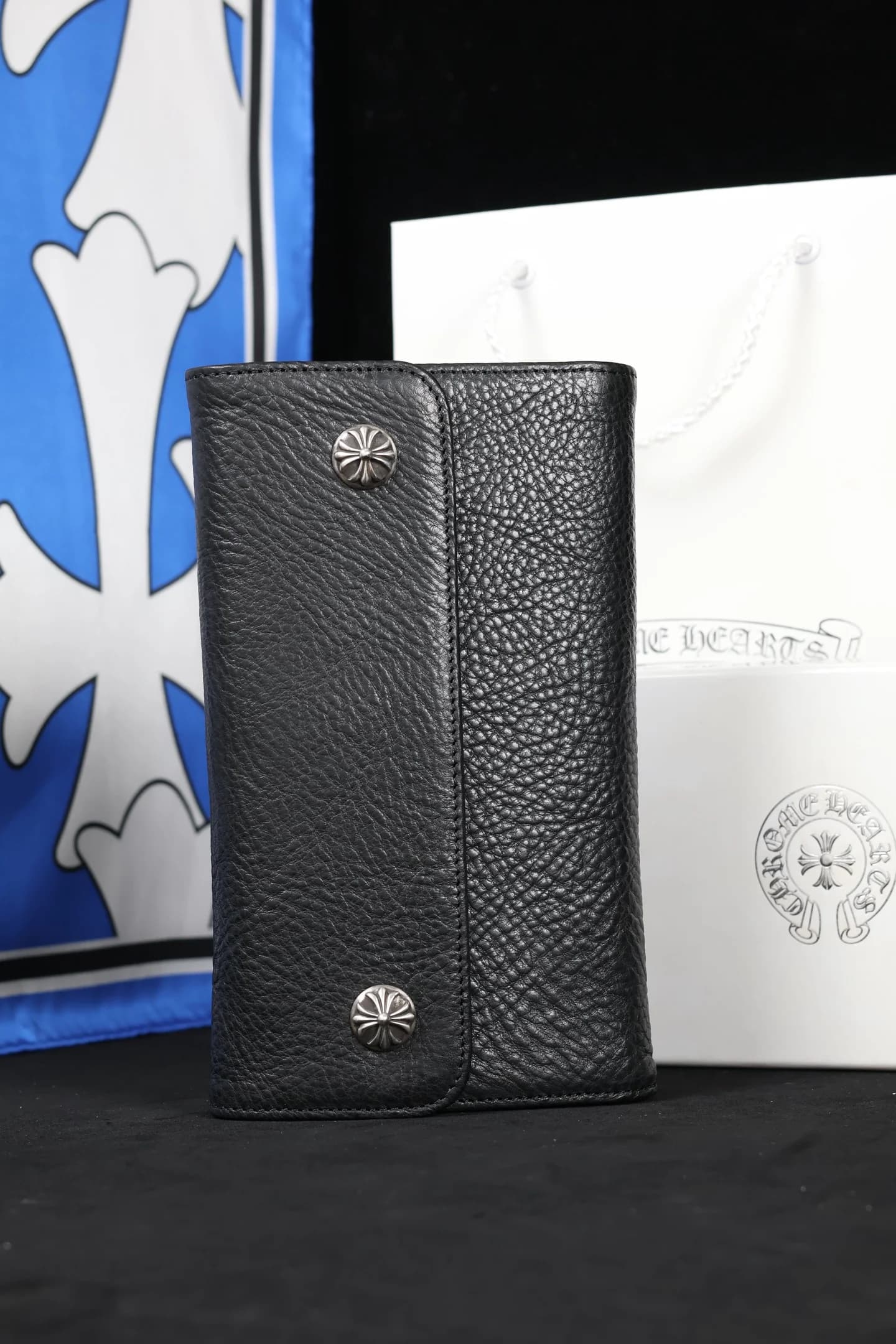 Вертикальный вид черного кожаного кошелька Chrome Hearts