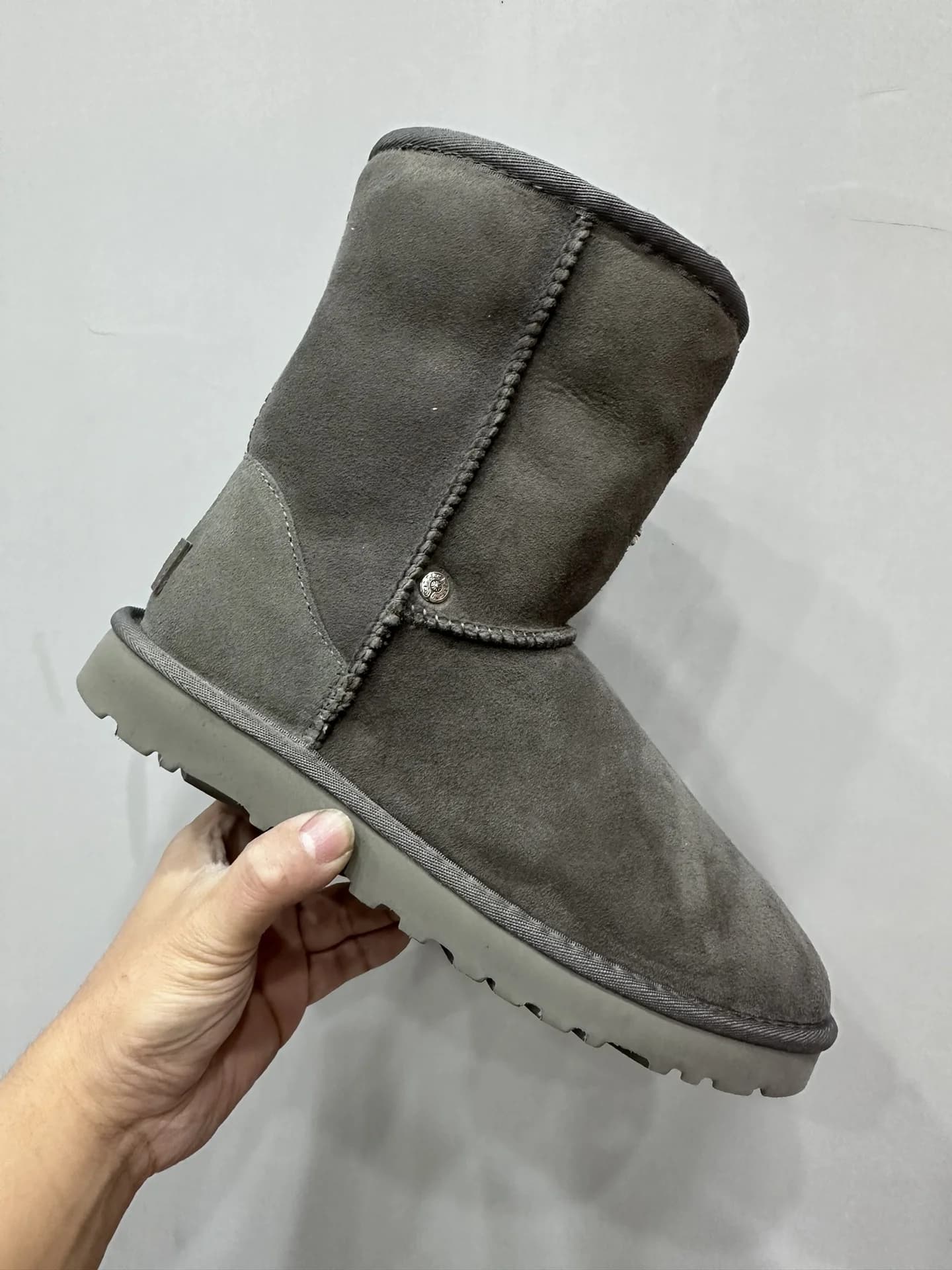 Серые замшевые сапоги-угги Chrome Hearts x UGG, вид сбоку