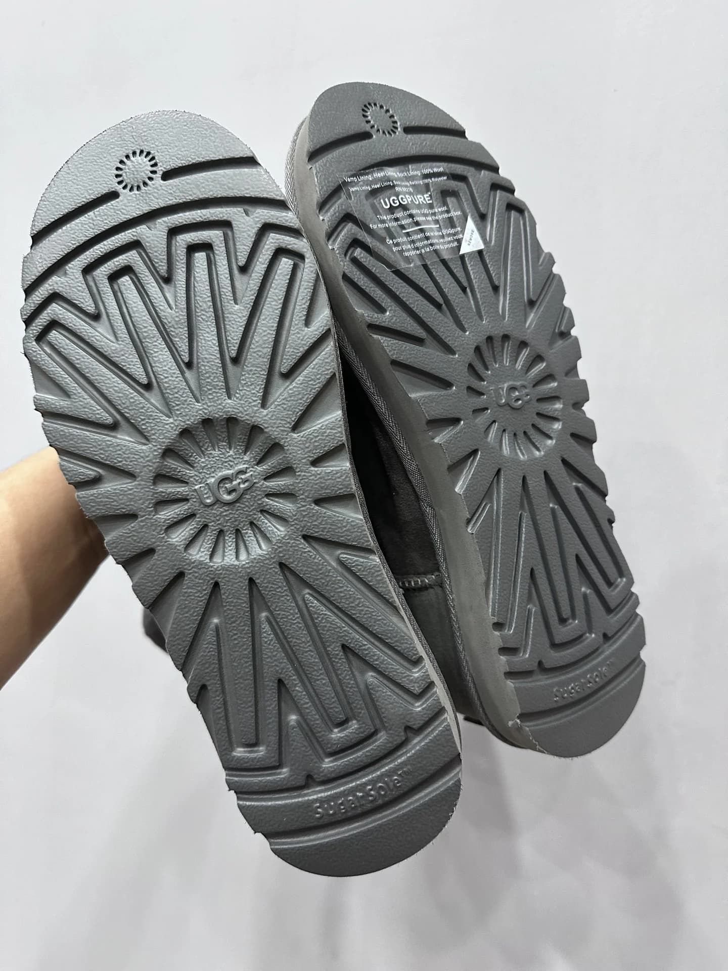 Подошва серых сапог-угги Chrome Hearts x UGG с фирменным протектором