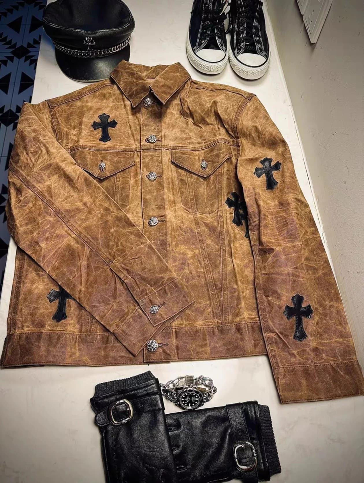 Коричневая вощеная куртка Chrome Hearts с кожаными нашивками-крестами, вид спереди