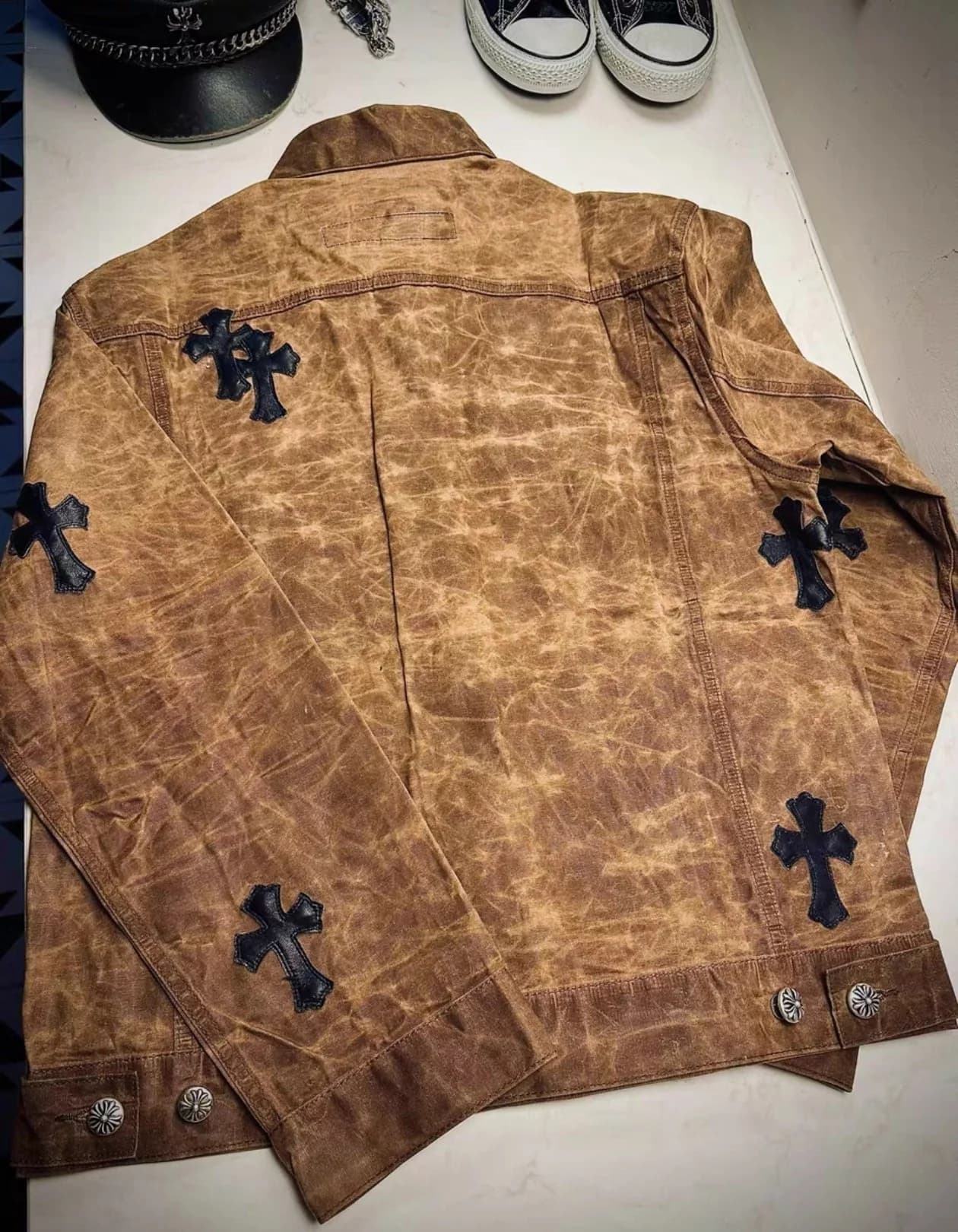 Коричневая вощеная куртка Chrome Hearts с кожаными нашивками-крестами, вид сзади