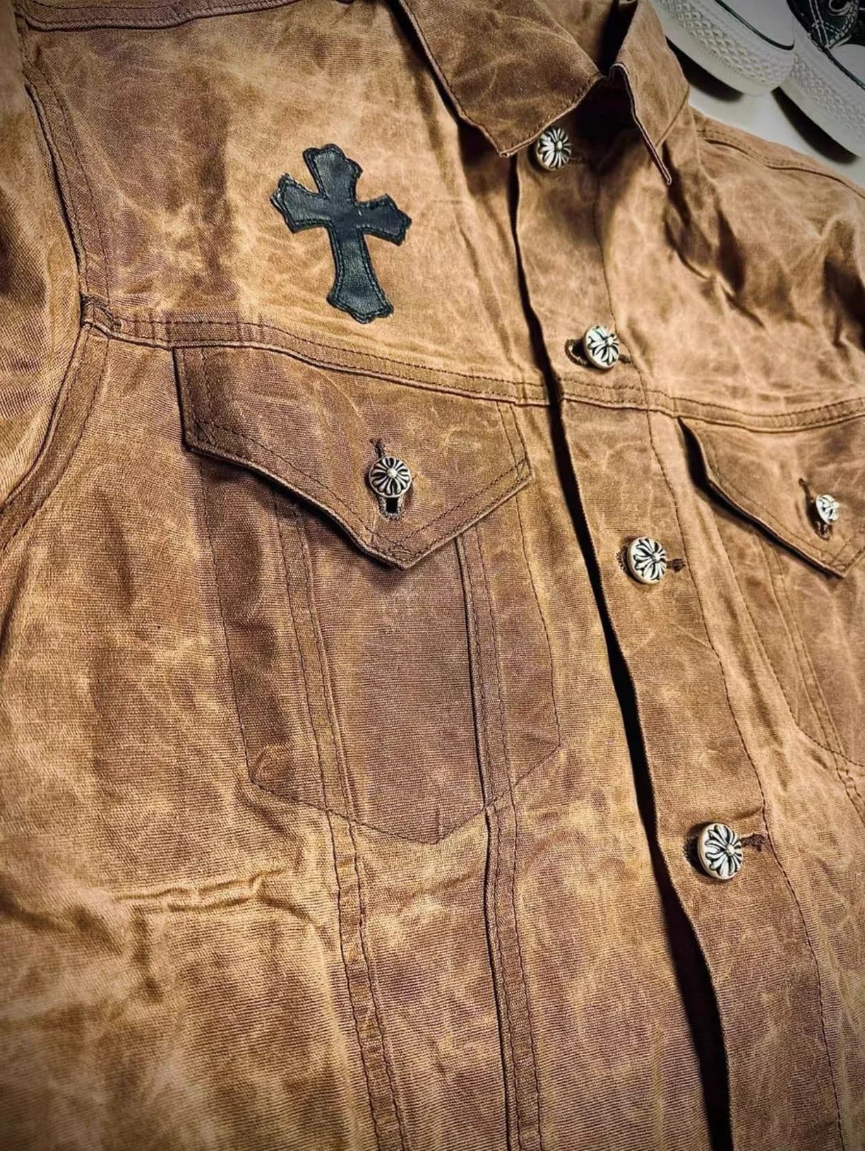 Детали воротника и нагрудных карманов куртки Chrome Hearts с серебряными пуговицами