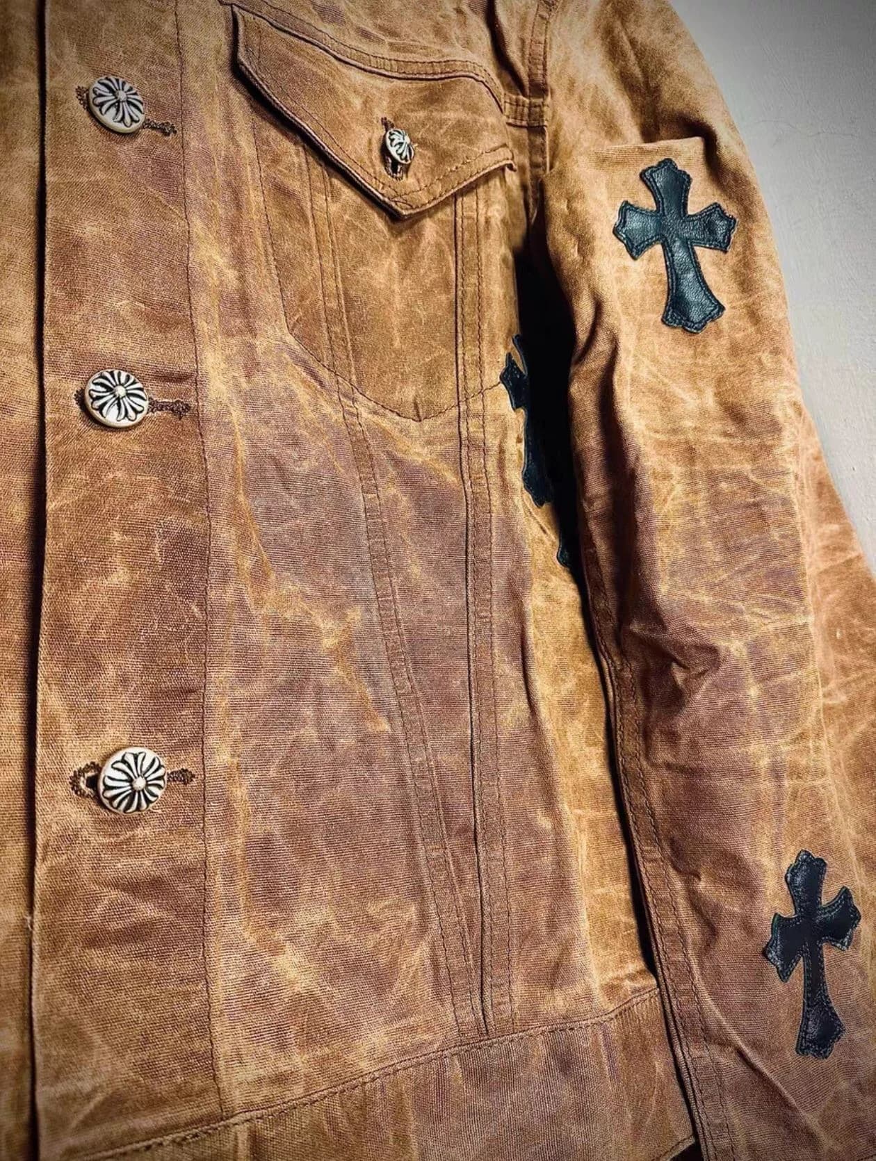 Крупный план передней части куртки Chrome Hearts с кожаными нашивками