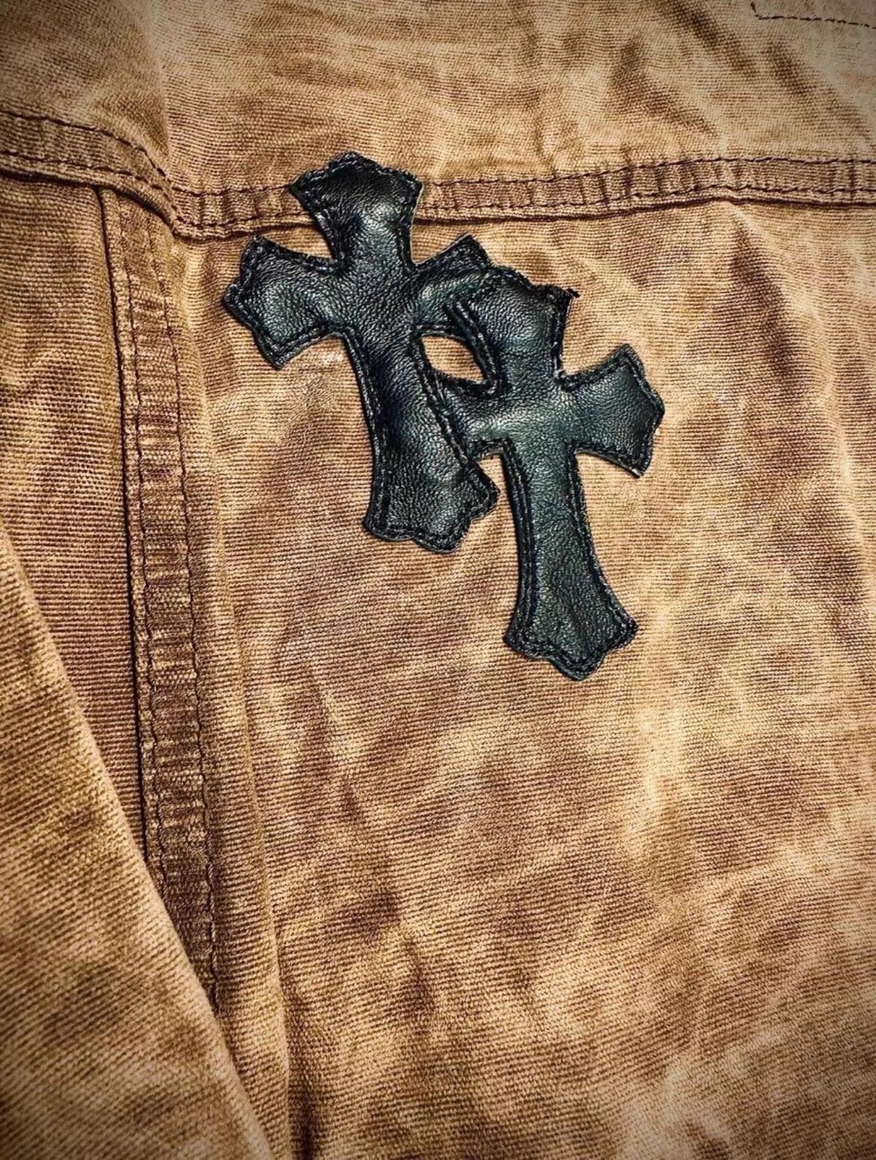 Кожаная нашивка в виде креста на коричневом канвасе куртки Chrome Hearts