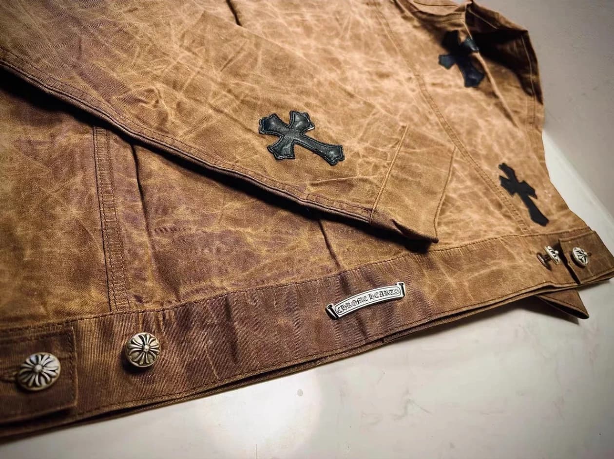 Нижний край куртки Chrome Hearts с серебряной деталью бренда