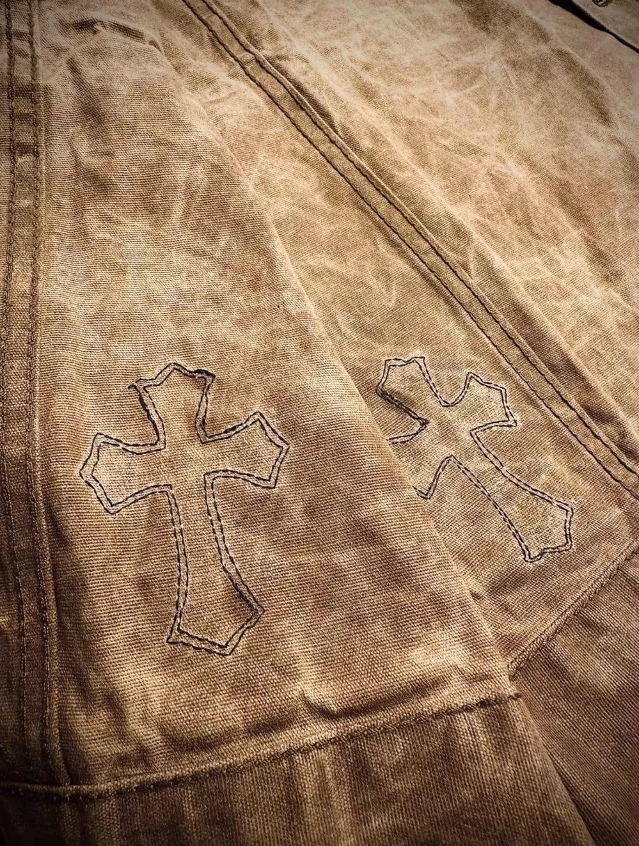 Вышивка в виде крестов на внутренней стороне куртки Chrome Hearts