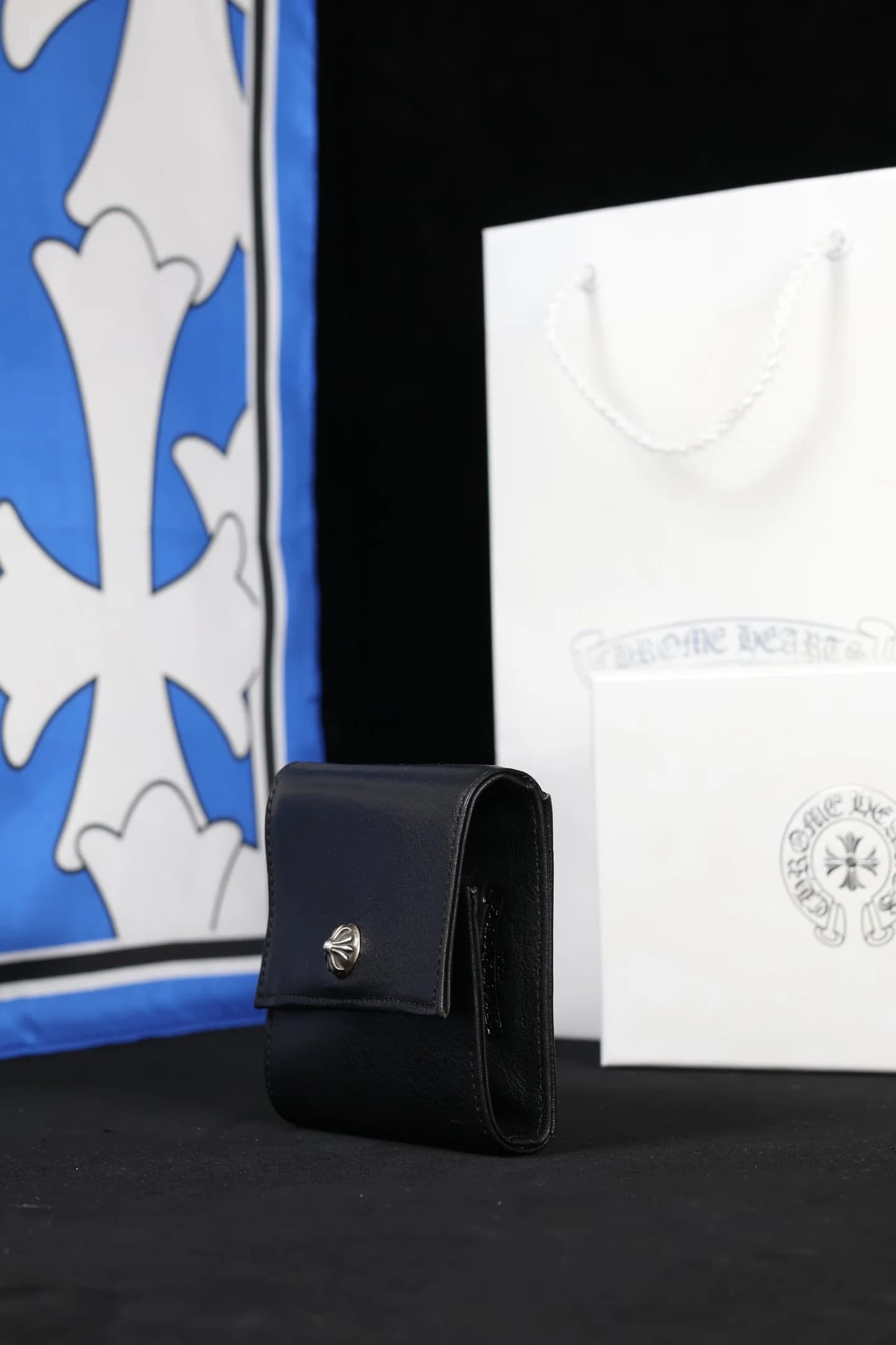 Черный кожаный кошелек Chrome Hearts, вид сбоку