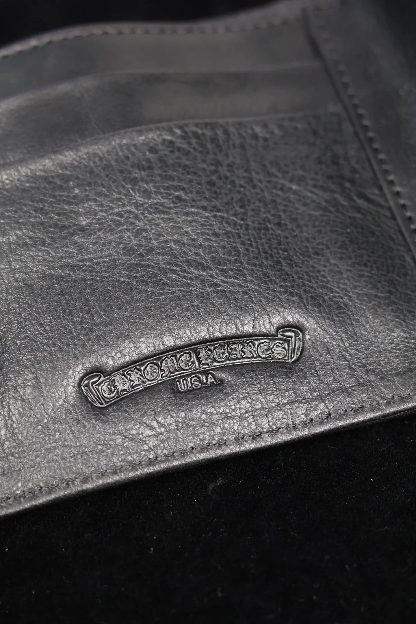 Тисненый логотип Chrome Hearts USA на внутренней поверхности кожи