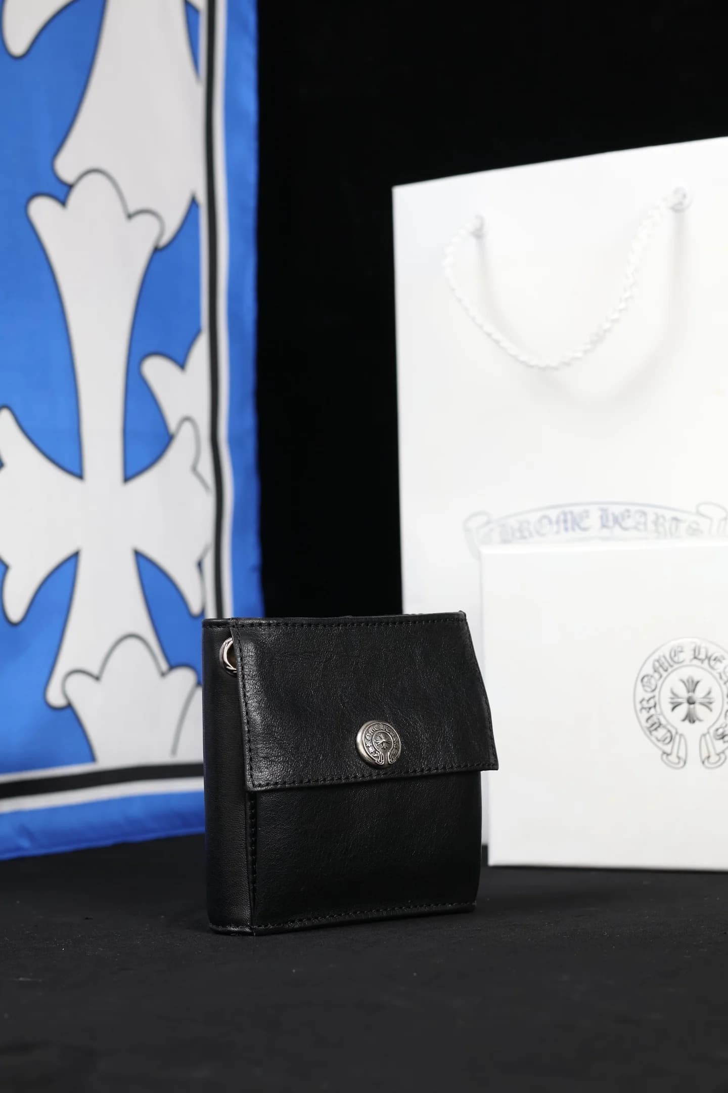 Кошелек Chrome Hearts из фактурной кожи с серебряной заклепкой, ракурс три четверти