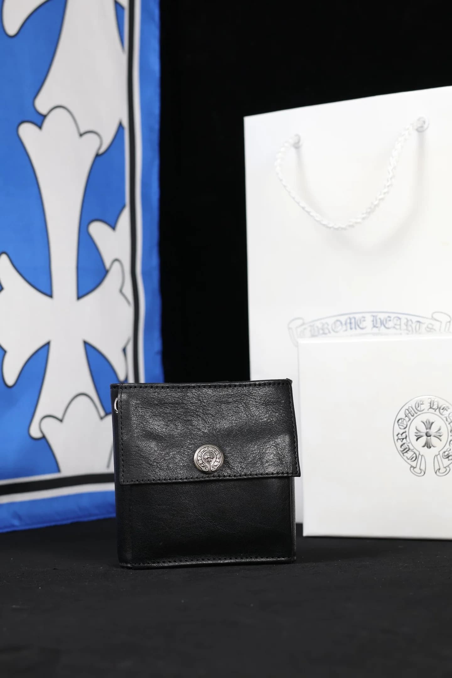 Фронтальный вид черного кожаного кошелька Chrome Hearts