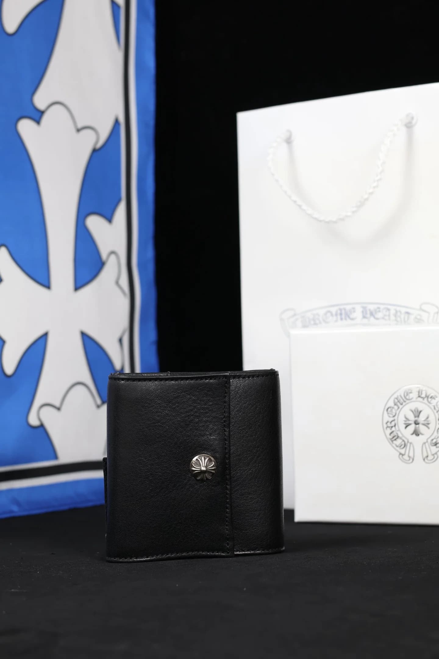 Обратная сторона кошелька Chrome Hearts с застежкой