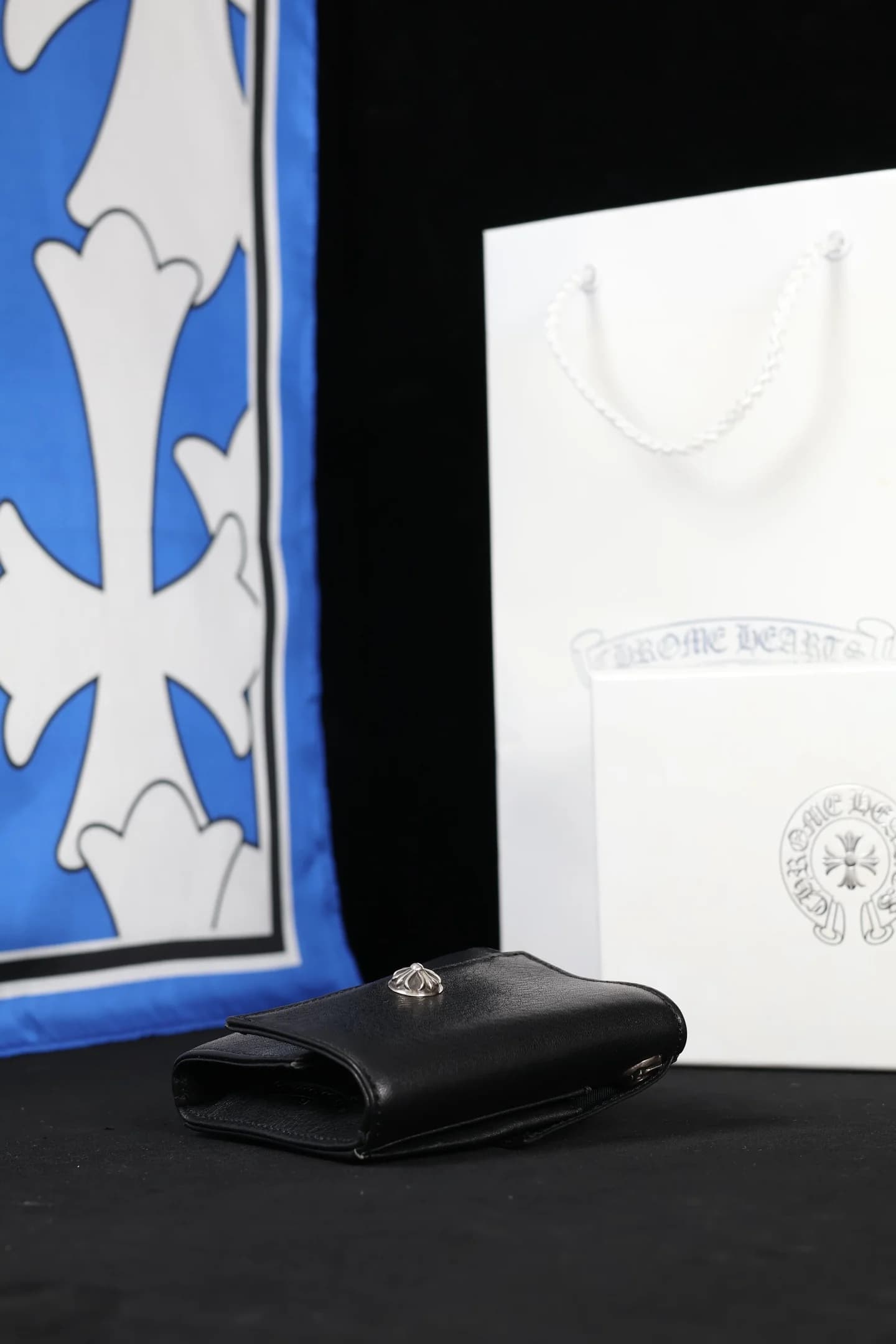 Кошелек Chrome Hearts в сложенном виде, вид на боковые грани