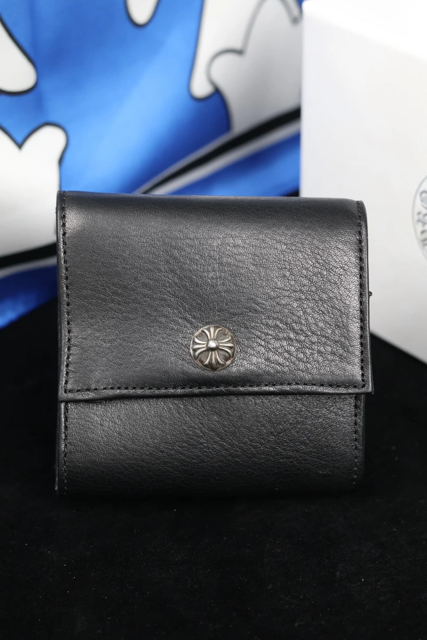 Крупный план лицевой стороны кошелька Chrome Hearts с серебряной деталью