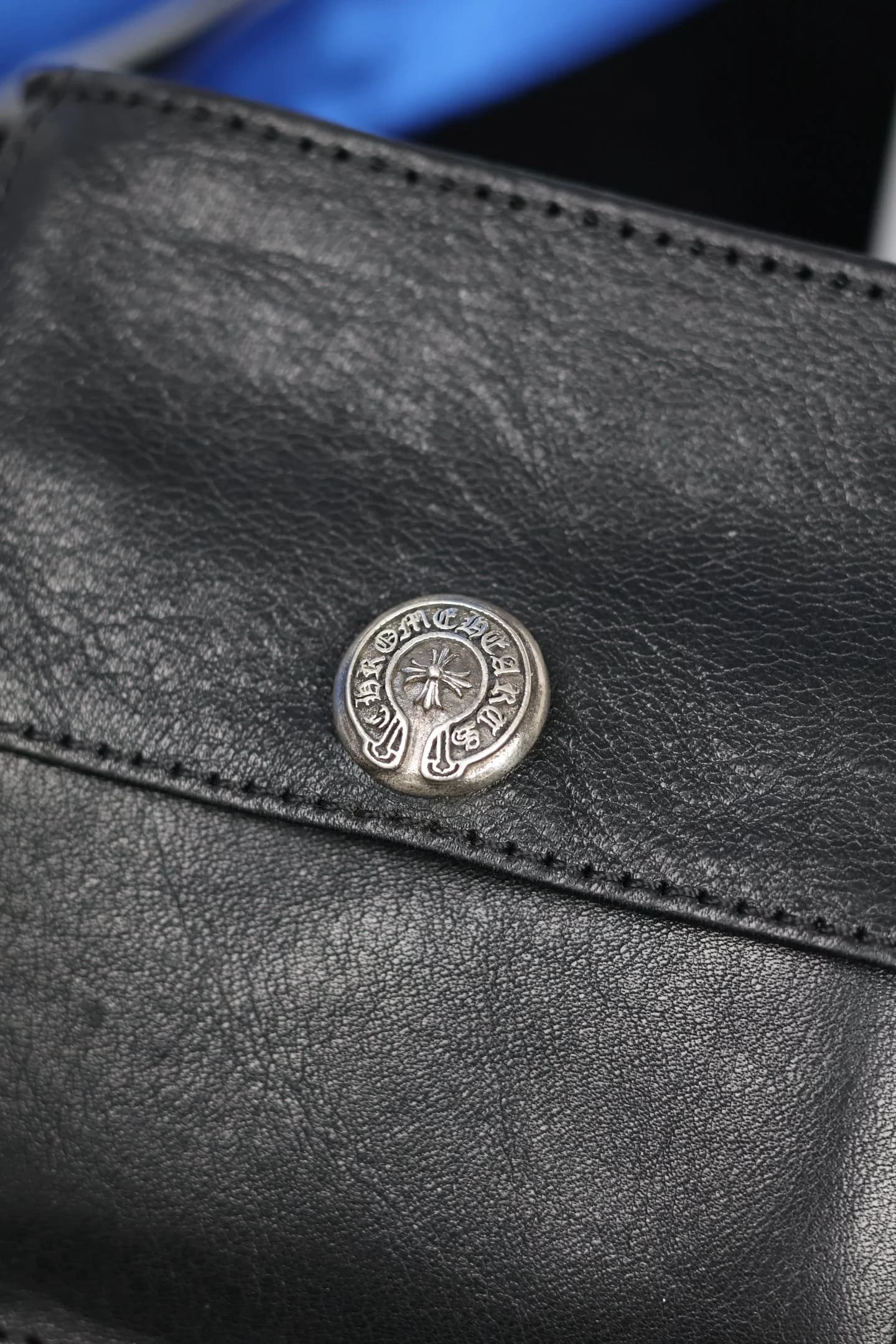 Серебряная кнопка с круговой фирменной гравировкой Chrome Hearts