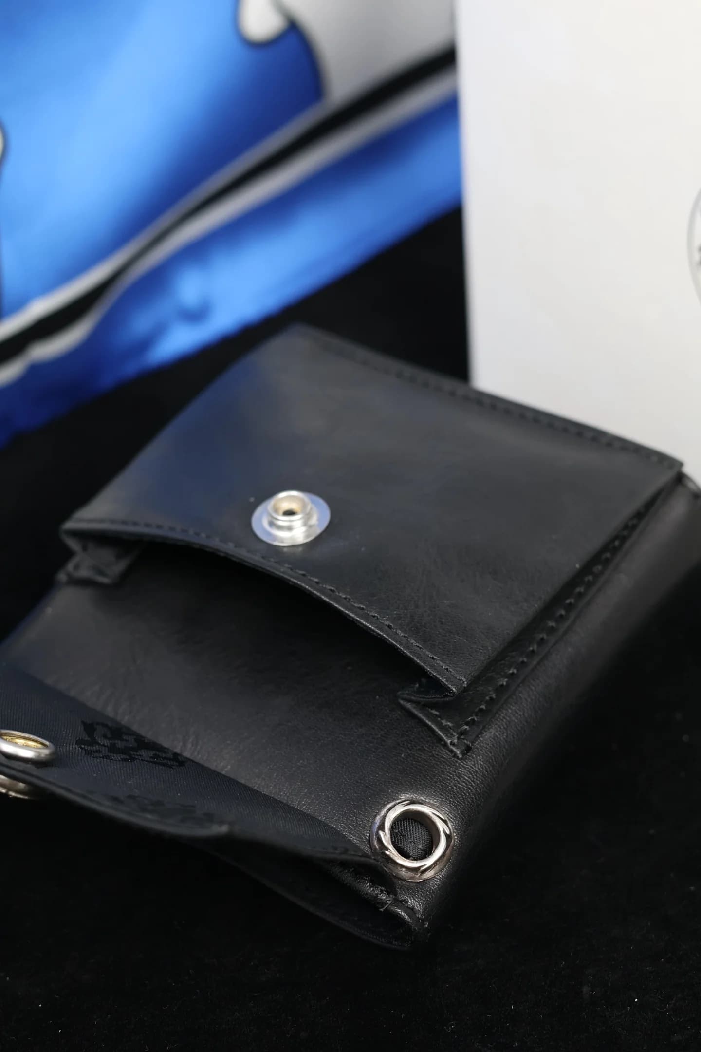 Открытый клапан монетницы и люверс для цепочки на кошельке Chrome Hearts