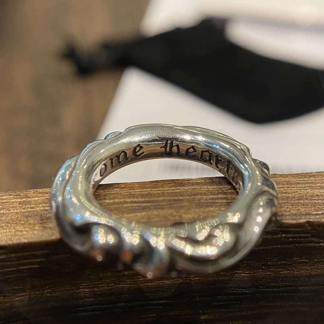 Кольцо Chrome Hearts Scroll с видом на внутреннюю гравировку названия бренда