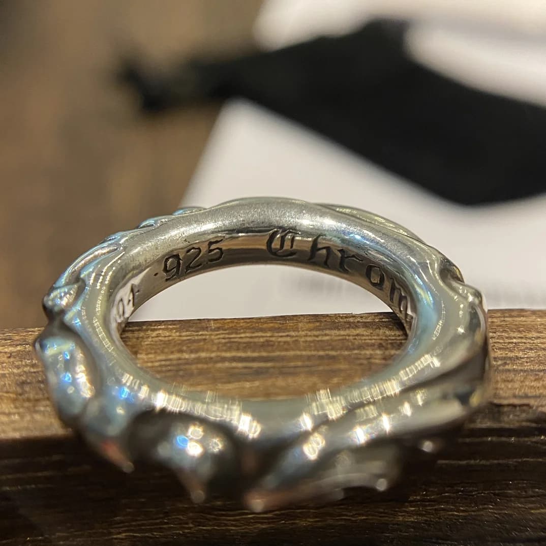 Деталь внутренней гравировки 925 и логотипа Chrome Hearts на кольце Scroll