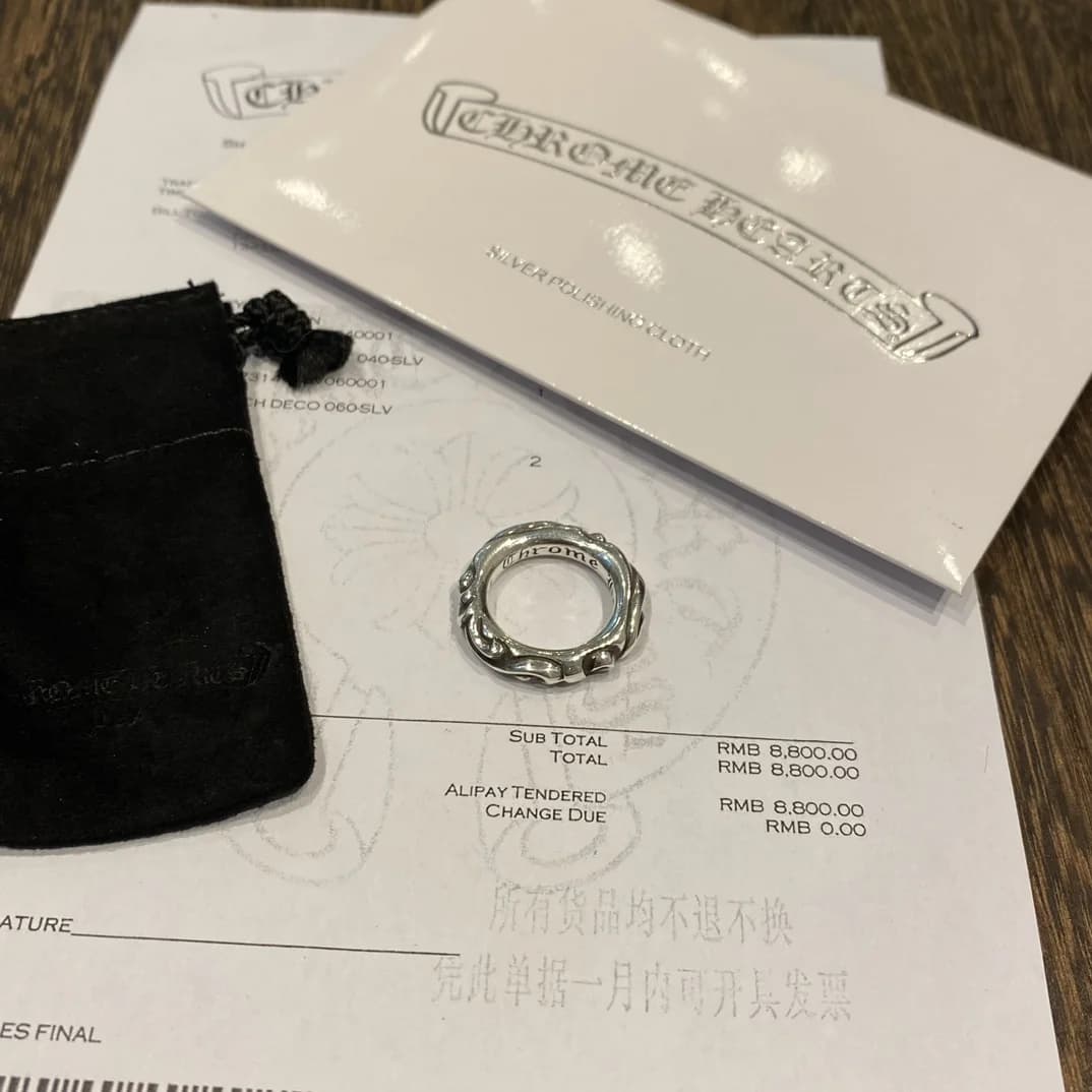 Общий вид кольца Chrome Hearts Scroll с комплектом аксессуаров на чеке