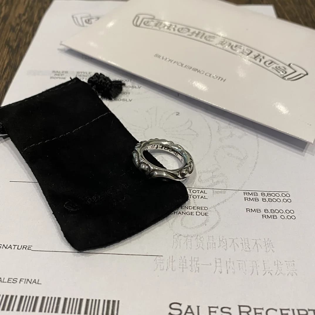 Кольцо Chrome Hearts Scroll рядом с черным замшевым пыльником