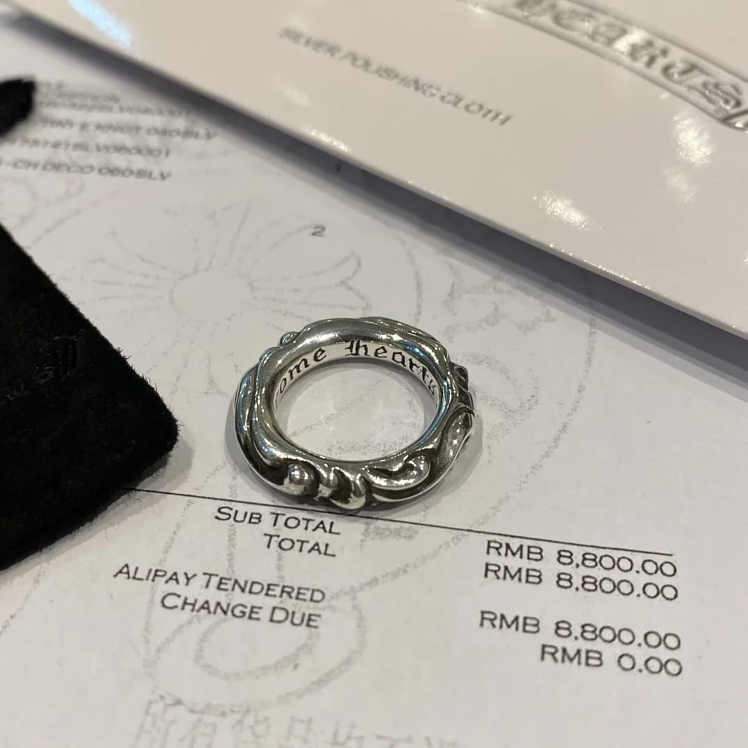 Вид сверху на внутреннюю готическую гравировку кольца Chrome Hearts Scroll