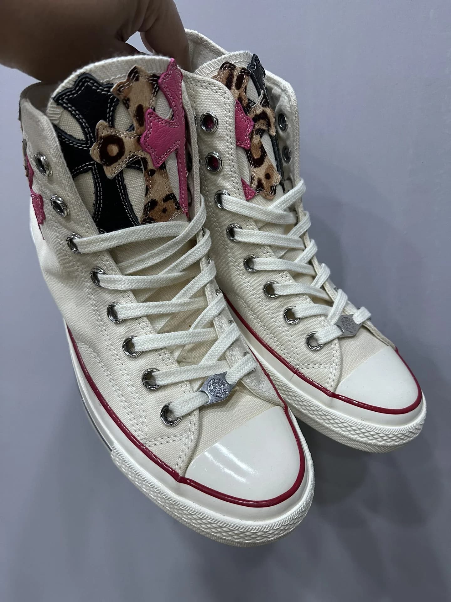 Высокие кеды Chrome Hearts x Converse Chuck 70 молочно-белого цвета с разноцветными нашивками-крестами