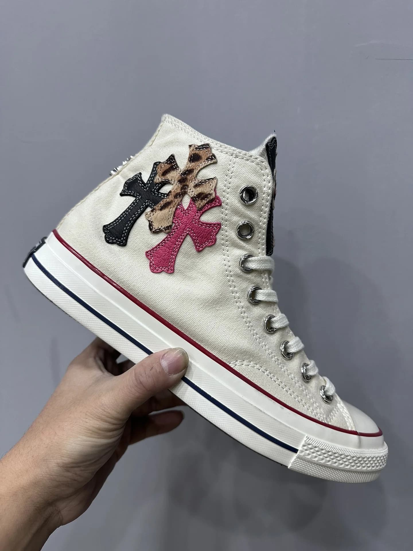 Боковой ракурс кед Chrome Hearts x Converse Chuck 70 с кожаными нашивками