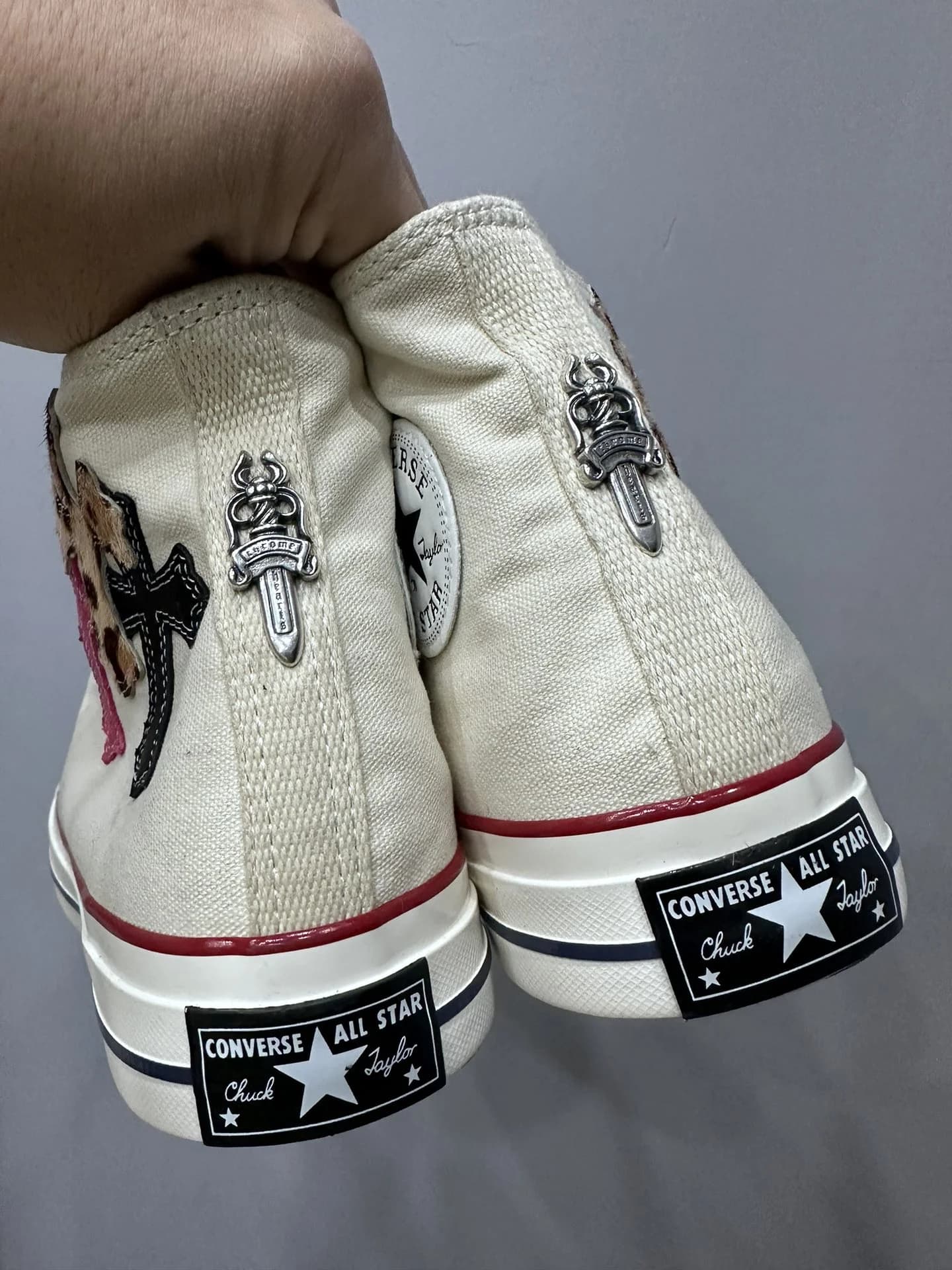 Задняя часть кед Chrome Hearts x Converse Chuck 70 с серебряными деталями в виде кинжалов