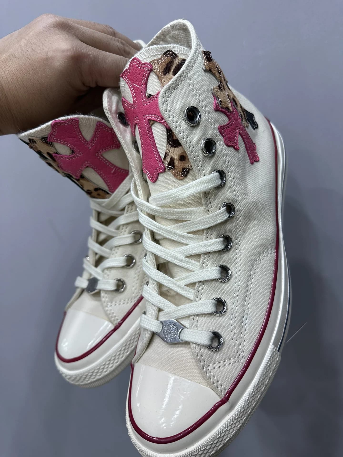 Пара кед Chrome Hearts x Converse Chuck 70, вид спереди