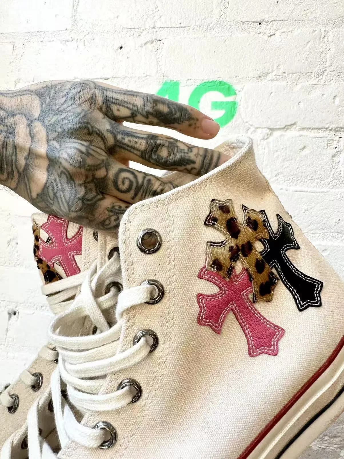 Кеды Chrome Hearts x Converse Chuck 70 в руках, демонстрация деталей